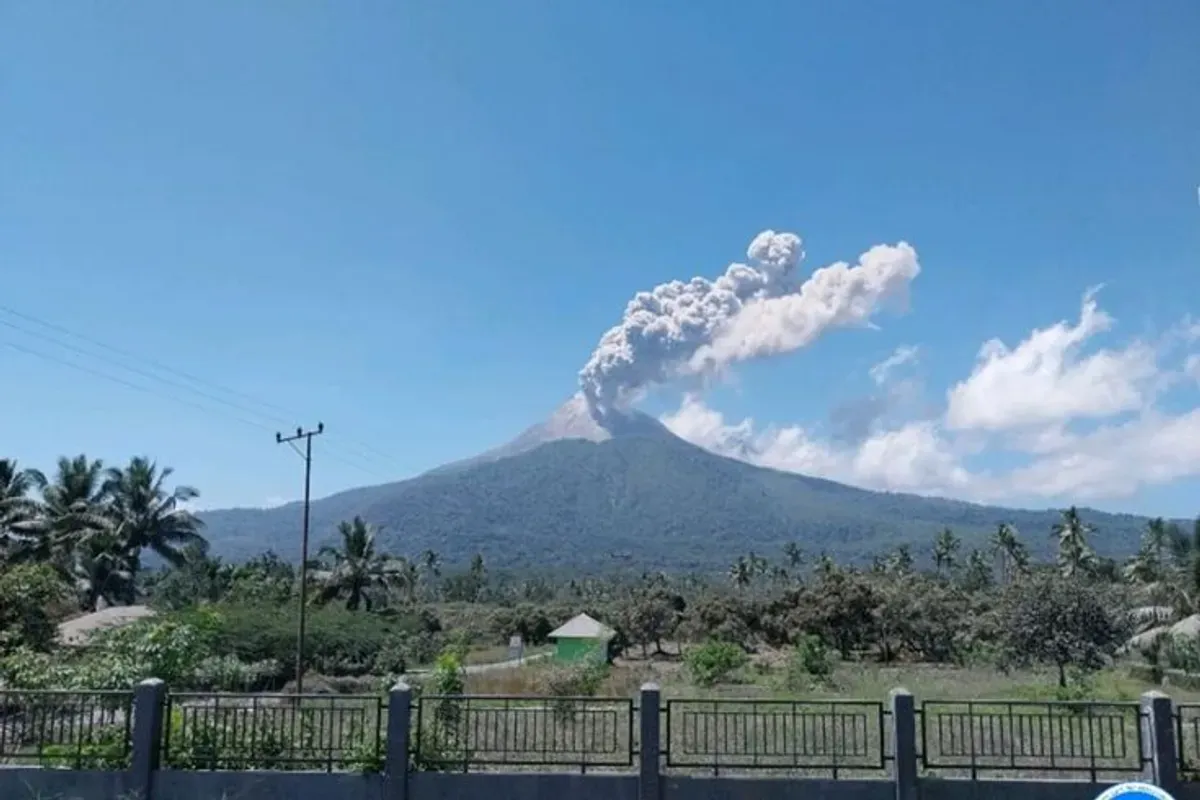 Gunung Lewotobi erupsi mengakibatkan tiga rute penerbangan harus dibatalkan (Sumber: Pinterest)