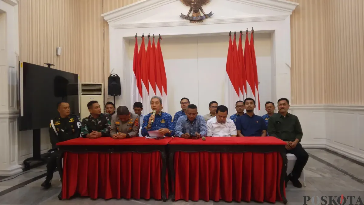 Wali Kota Bogor, Dedie A. Rachim saat memberikan keterangan pers di Balai Kota, terkait penetapan status konflik skala kota atas polemik pembangunan Masjid Imam Ahmad Bin Hambal (MIAH) di Bogor Utara. (Sumber: Poskota/Sekar Putri Andini)