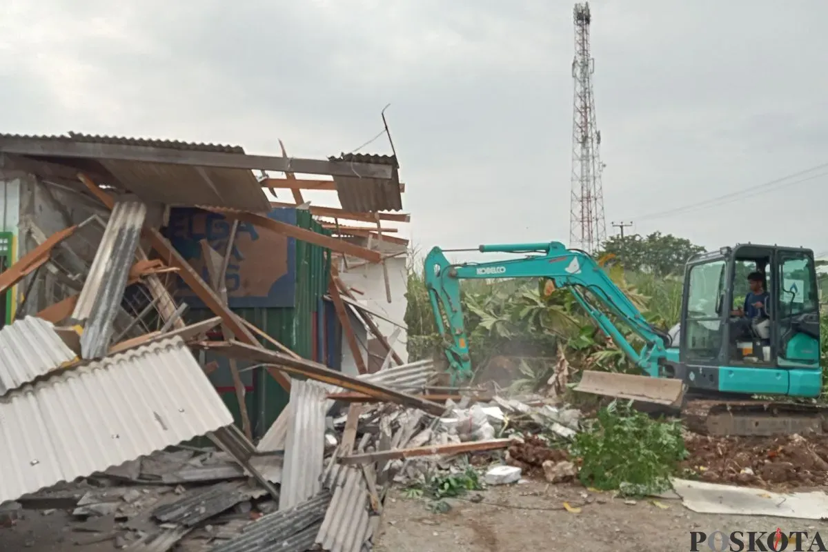 Proses penertiban bangunan di Jalan Tanggul Kong Isah, Kampung Gabus, Desa Srimukti, Kecamatan Tambun Utara, Kabupaten Bekasi, Rabu, 18 Juni 2025. (Sumber: Poskota/Nurpini Aulia Rapika)