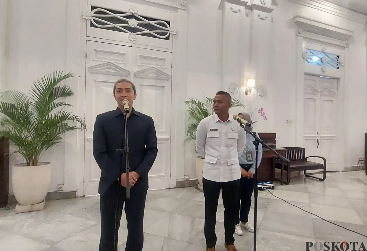 Wali Kota Bogor, Dedie A. Rachim bersama Wakil Wali Kota Bogor, Jenal Mutaqin dalam konferensi pers pengumuman Sekretaris Daerah (Sekda) Kota Bogor, di Balai Kota, Selasa, 17 Juni 2025. (Sumber: Poskota/Sekar Putri Andini)