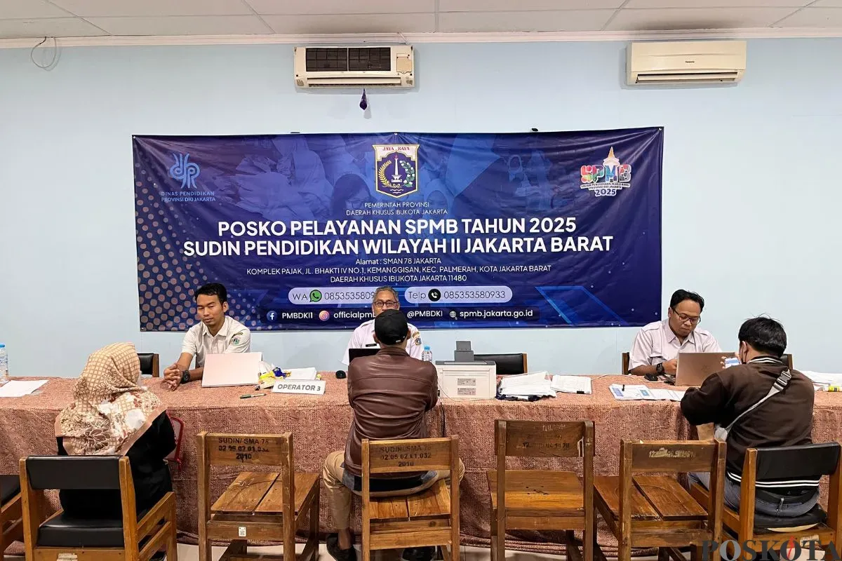 Suasana posko SPMB 2025 di SMAN 78 Jakarta Barat pada hari terakhir pendaftaran jalur prestasi, tampak sepi, Rabu, 18 Juni 2025. (Sumber: Poskota/Pandi Ramedhan)