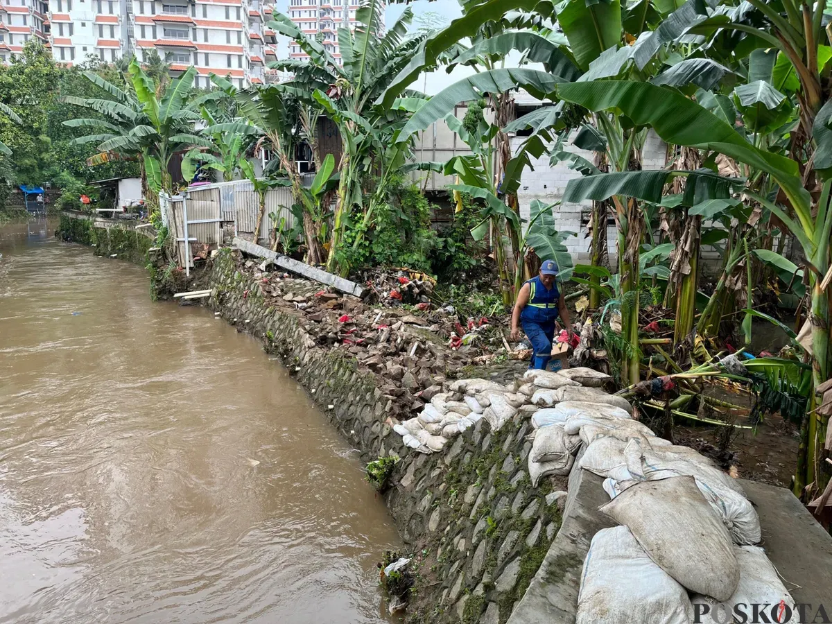 Kondisi tanggul di Kali Krukut RW 01 Kelurahan Petogogan, Kebayoran Baru, Jaksel, yang jebol pada Selasa, 17 Juni 2025 malam saat hujan deras. (Sumber: Poskota/Pandi Ramedhan)