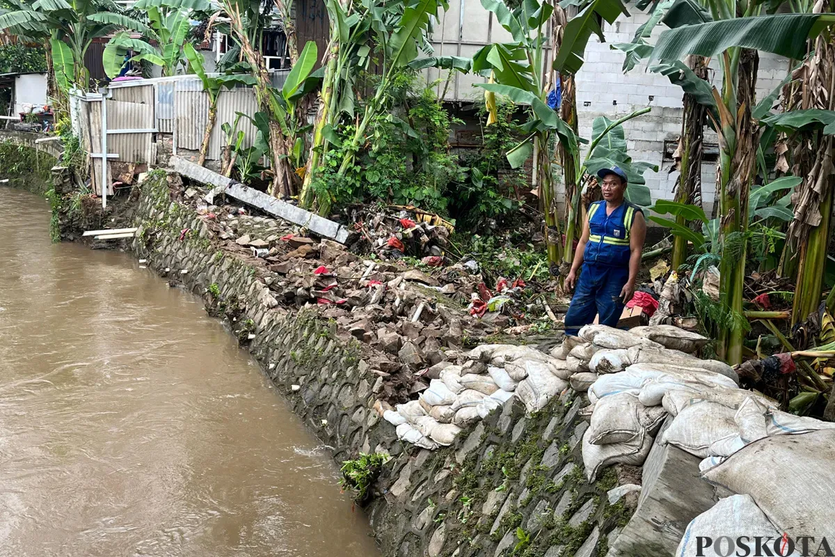 Kondisi tanggul di Kali Krukut RW 01 Kelurahan Petogogan, Kebayoran Baru, Jaksel, yang jebol pada Selasa, 17 Juni 2025 malam saat hujan deras. (Sumber: POSKOTA | Foto: Pandi Ramedhan)