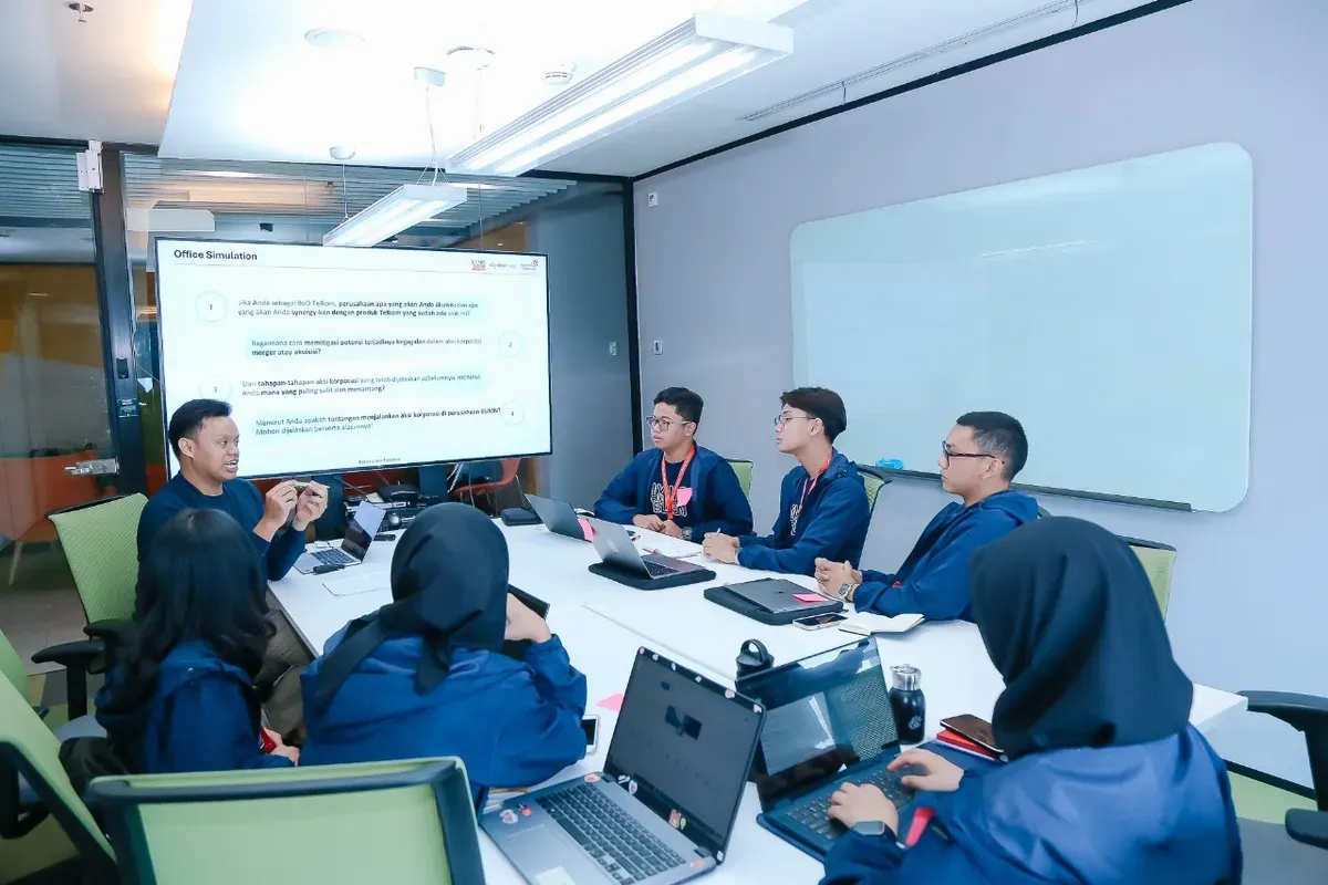 Mentee Digistar Class Intern tengah menyimak pemaparan dan berdiskusi studi kasus bisnis yang
terkait dengan Telkom. (Sumber: Dok. Telkom Indonesia)