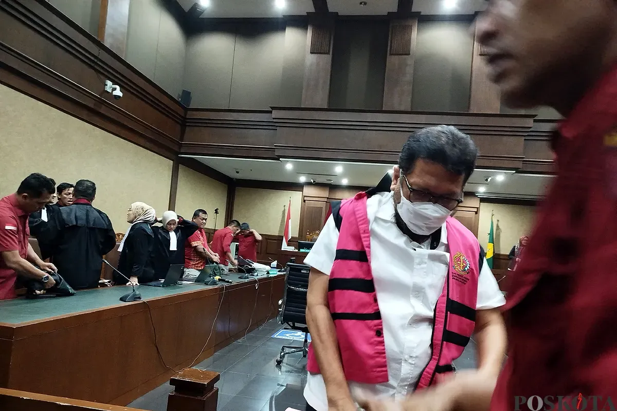 Zarof Ricar tertunduk seusai menjalani sidang vonis di Pengadilan Tipikor Jakarta. (Sumber: POSKOTA | Foto: Ramot Sormin)