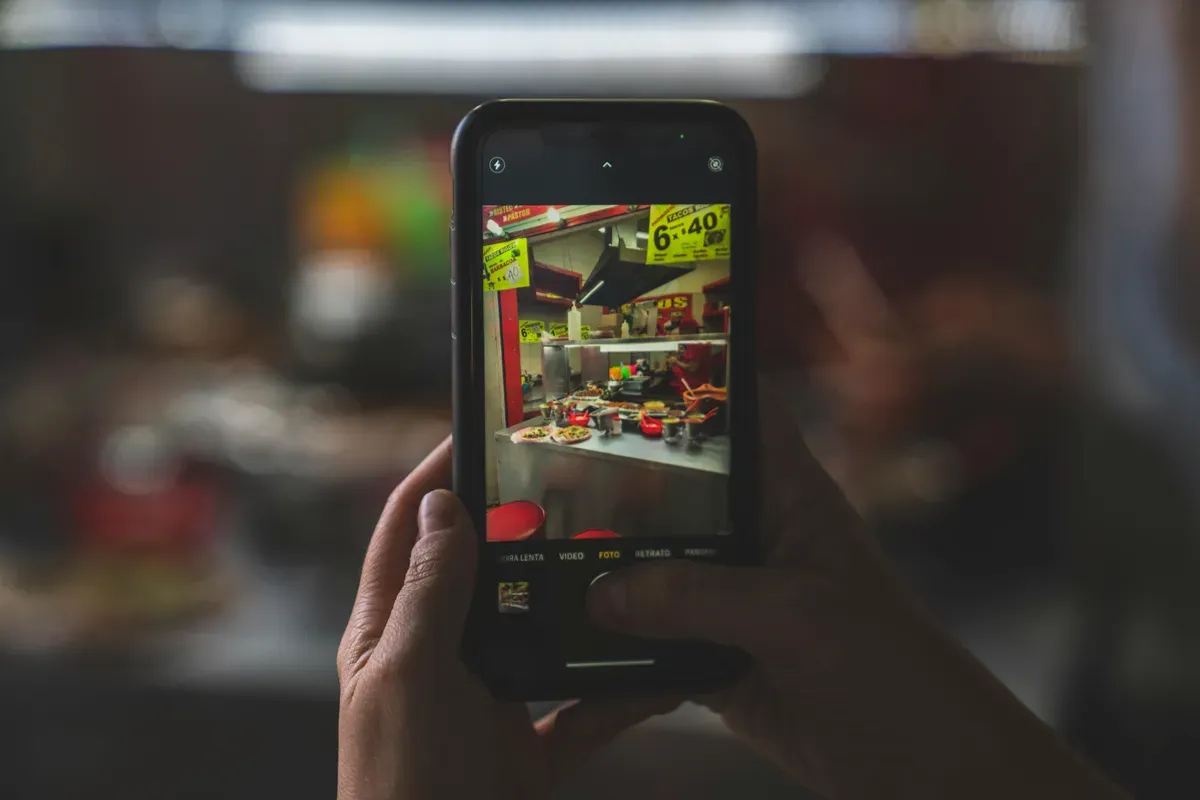 Ilustrasi - menjual foto di website untuk dapat uang dari internet. (Sumber: Pexels/Los Muertos Crew)