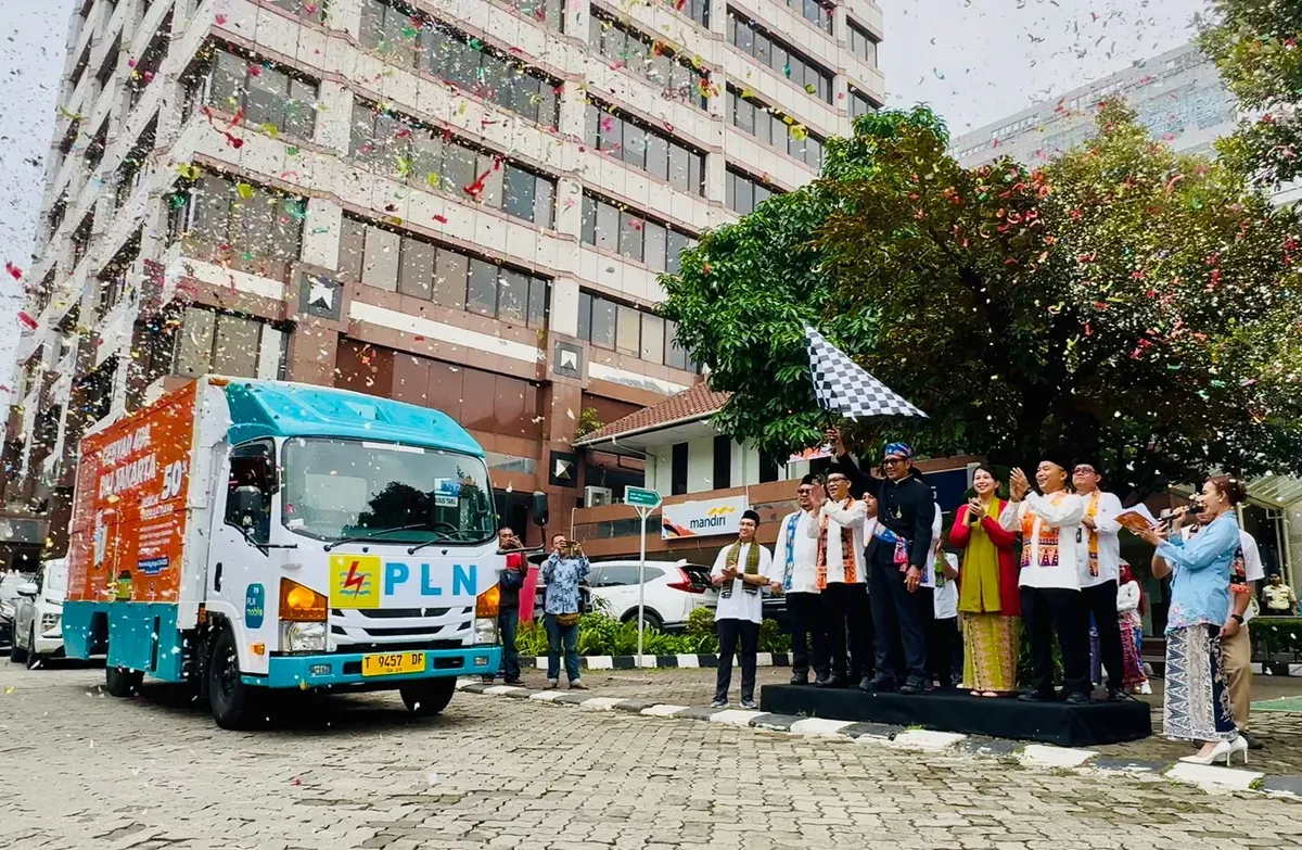 General Manager PLN UID Jakarta Raya, Moch. Andy Adchaminoerdin melepas mobil pemasaran keliling Gebyar 498 DKI Jakarta di kantir PLN UID Jakarta Raya di Jalan M.I. Ridwan Rais, Gambir, Jakarta Pusat. (Sumber: Dok. PLN UID Jakarta Raya)