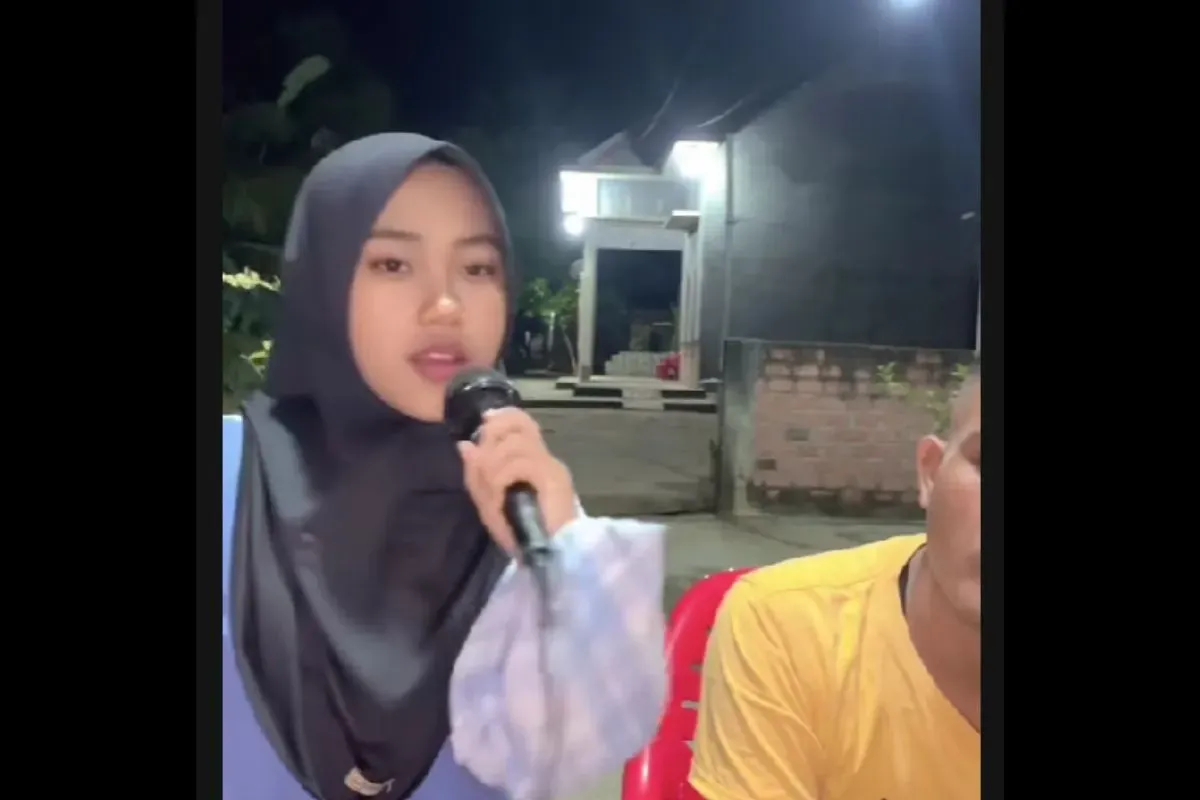 Azizah sosok perempuan viral lewat cover lagu mangu (Sumber: TikTok/@tamilnaftha2)