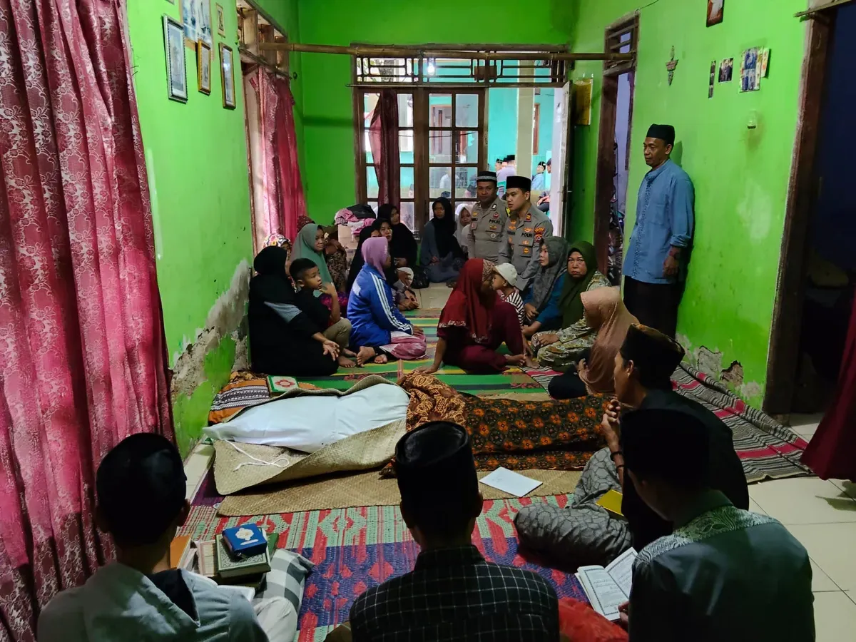 Kapolsek Petir Iptu Furqon Saibatin saat bertakziah ke rumah almarhum Ubaidi, korban penganiayaan yang dilakukan ODGJ. (Sumber: Humas Polres Serang)