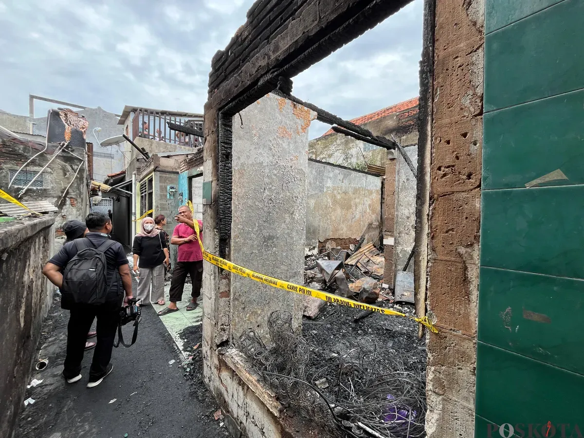 Lokasi kebakaran rumah tinggal di kawasan Tebet, Jakarta Selatan, yang menyebabkan satu orang tewas pada Kamis, 19 Juni 2025 dini hari. (Sumber: Poskota/Pandi Ramedhan)