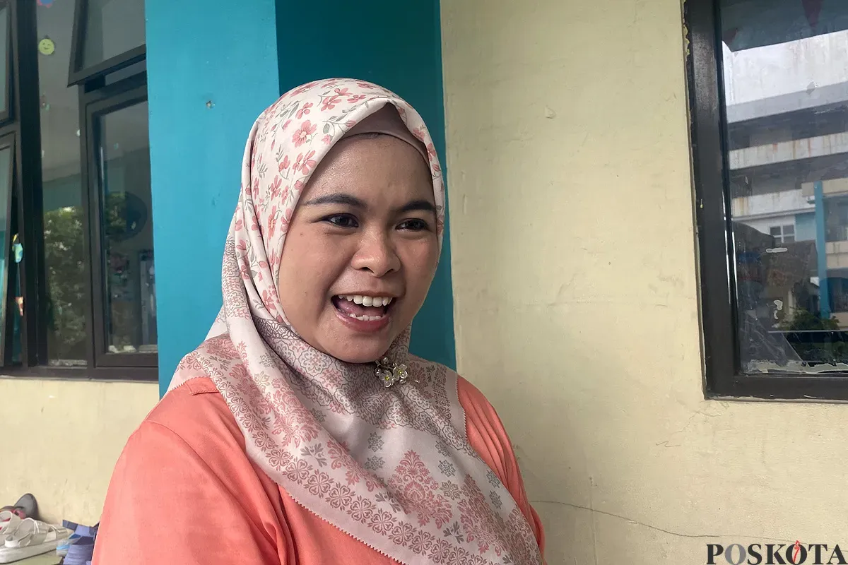 Novi, 38 tahun, salah seorang orang tua murid SDN 01 Pondok Betung, Tangsel. (Sumber: POSKOTA | Foto: Primayanti)