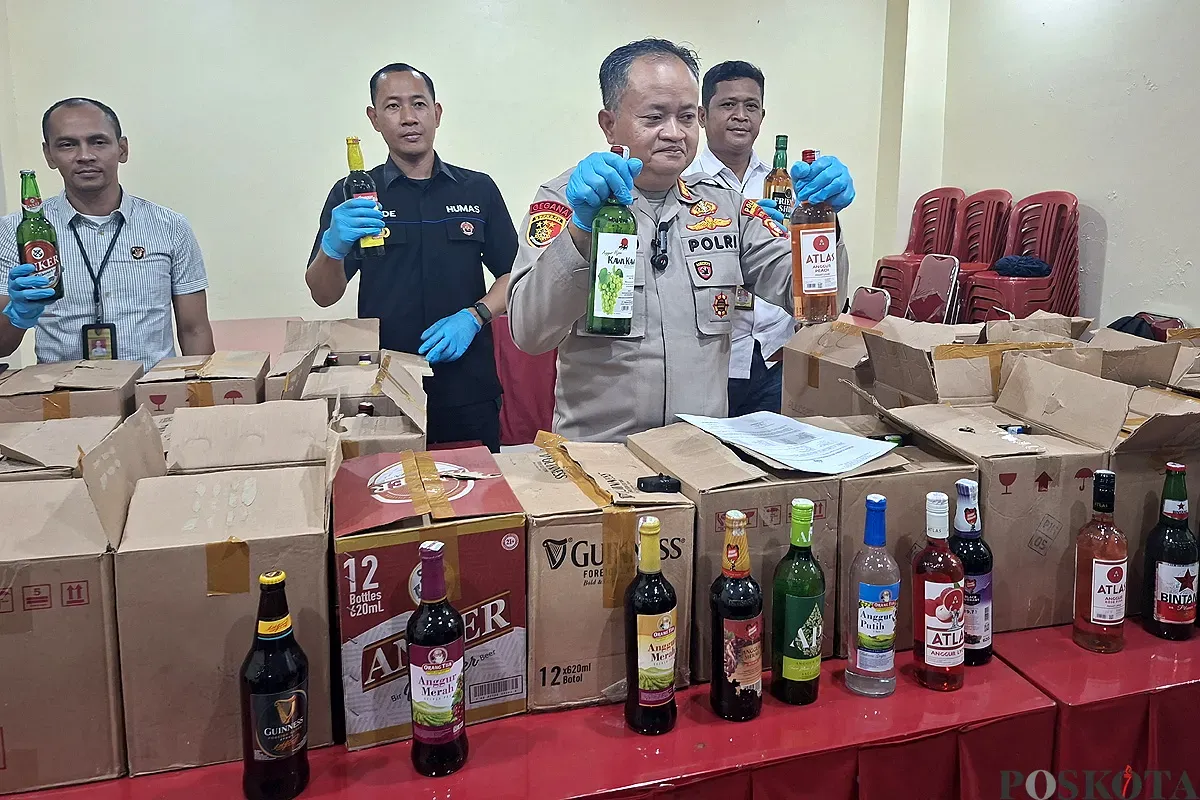 Kapolsek Pancoran Mas AKP Hartono menunjukkan barang bukti ratusan botol miras di sebuah warung jamu dalam Terminal Depok. (Sumber: POSKOTA | Foto: Angga Pahlevi)