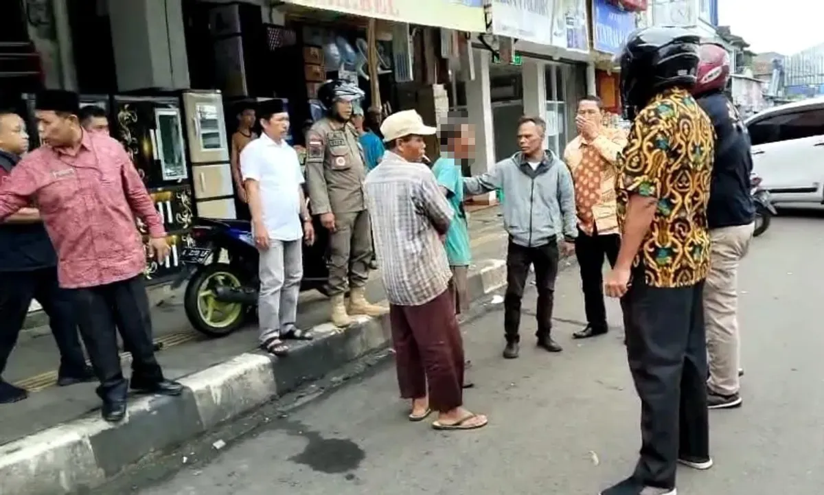 Petugas Satpol PP Pandeglang bersama warga saat melakukan pengamanan ODGJ di Pasar Badak Pandeglang. (Sumber: Dok Satpol PP Pandeglang)