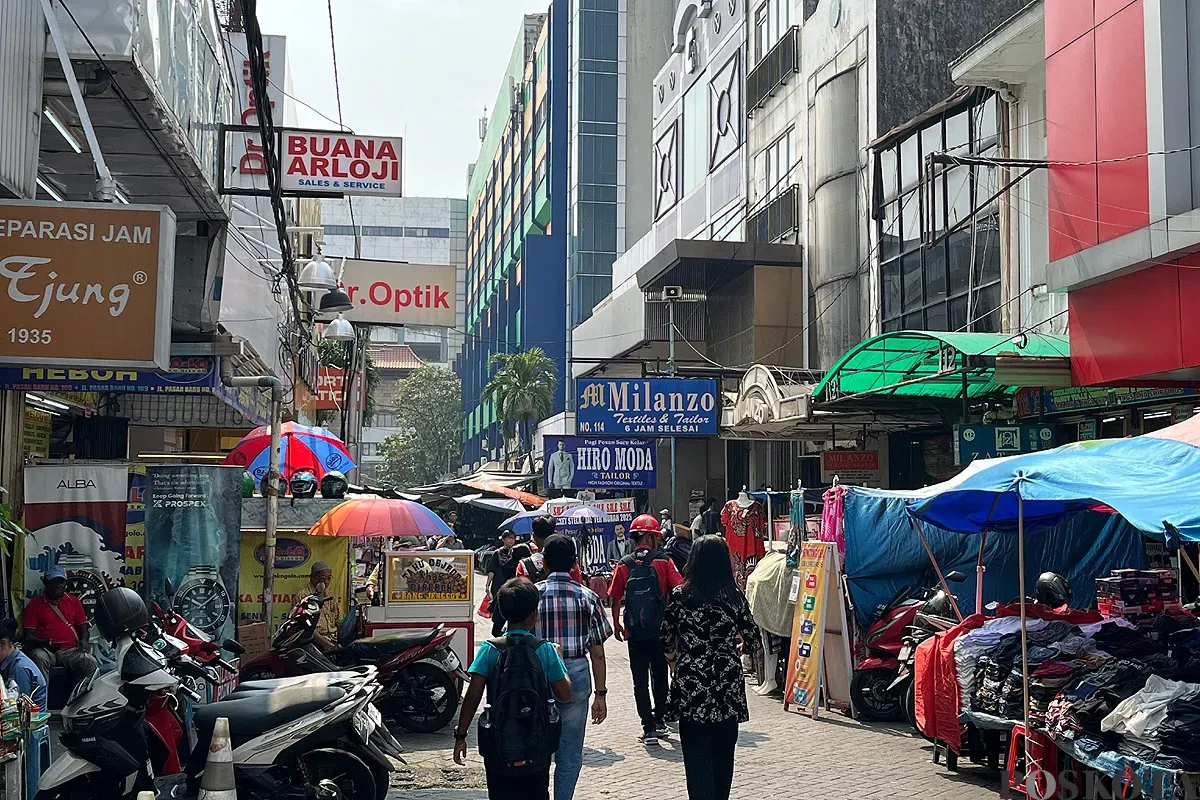 Suasana di kawasan Pasar Baru, Jakarta Pusat, yang terlihat sepi pengunjung pada Kamis, 19 Juni 2025. (Sumber: POSKOTA | Foto: Pandi Ramedhan)