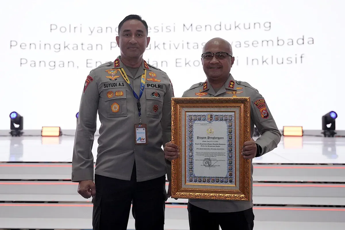 Kapolres Serang AKBP Condro Sasongko bersama Kapolda Banten Irjen Suyudi Ario Seto usai menerima penghargaan. (Sumber: Dok Humas Polres Serang)
