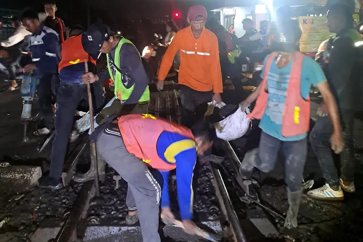 Perlintasan sebidang di Stasiun Sudimara, Tangerang Selatan, diperbaiki yang mengakibatkan jalan ditutup hingga Senin, 23 Juni 2025. (Sumber: Dok PT KAI)