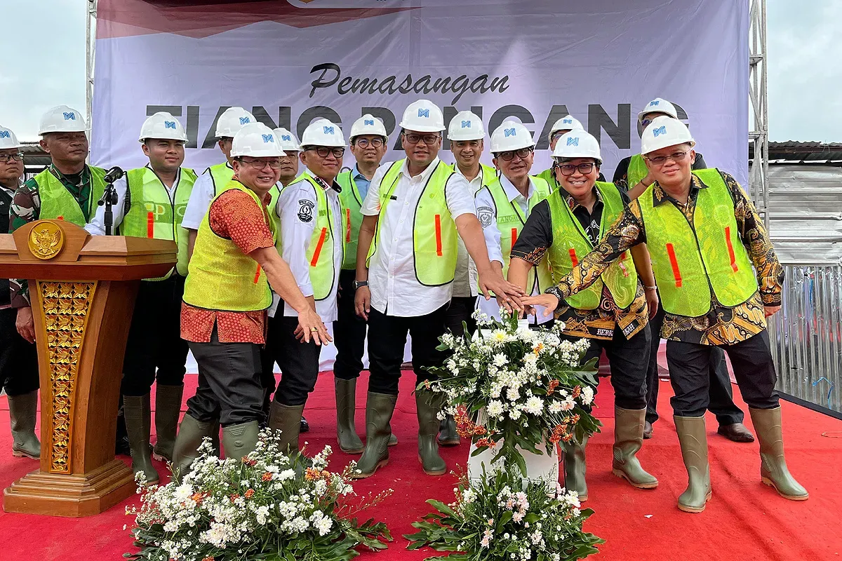Perumda Pasar Tohaga memasang tiang pancang pertama sebagai simbolis dimulainya pembangunan Pasar Rakyat Leuwiliang pada Rabu, 18 Juni 2025. (Sumber: Pemkab Bogor)