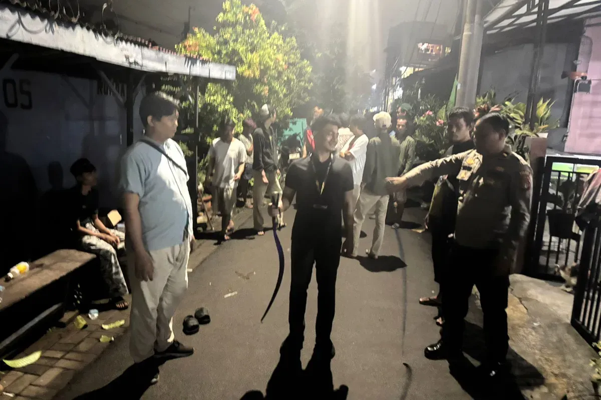 Polisi mengamankan senjata tajam yang dibawa sekelompok remaja yang hendak melakukan aksi tawuran di Jalan H Toran, Ciputat Timur, Tangerang Selatan. (Sumber: Dok Polsek Ciputat Timur)