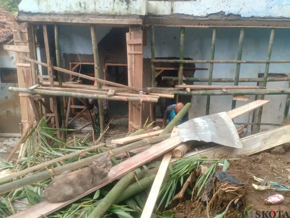 Perbaikan rumah terdampak tanah longsor di Kampung Areng, RT 1 RW 11, Desa Wangunsari, Kecamatan Lembang, Kabupaten Bandung Barat. (Sumber: Poskota/Gatot Poedji Utomo)