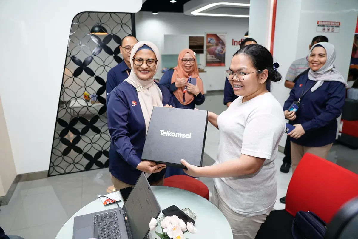Direktur Utama Telkom Dian Siswarini (kiri) saat melakukan kunjungan kepada pelanggan segmen Business-to-Consumer (B2C) di GraPARI TelkomGroup Manyar, Surabaya. (Sumber: Dok. Telkom)