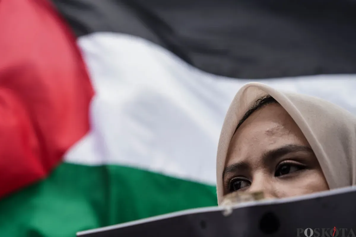 Sejumlah peserta aksi teatrikal dalam rangka unjuk rasa bela Palestina di depan Kedutaan Besar Amerika Serikat, Jakarta, Kamis, 19 Juni 2025. (Sumber: Poskota/Bilal Nugraha Ginanjar)