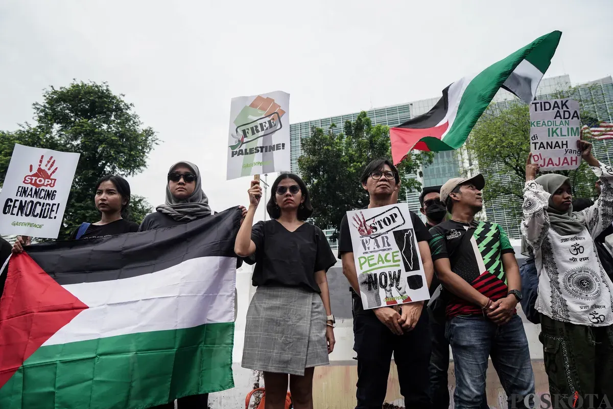 Sejumlah peserta aksi teatrikal dalam rangka unjuk rasa bela Palestina di depan Kedutaan Besar Amerika Serikat, Jakarta, Kamis, 19 Juni 2025. (Sumber: Poskota/Bilal Nugraha Ginanjar)