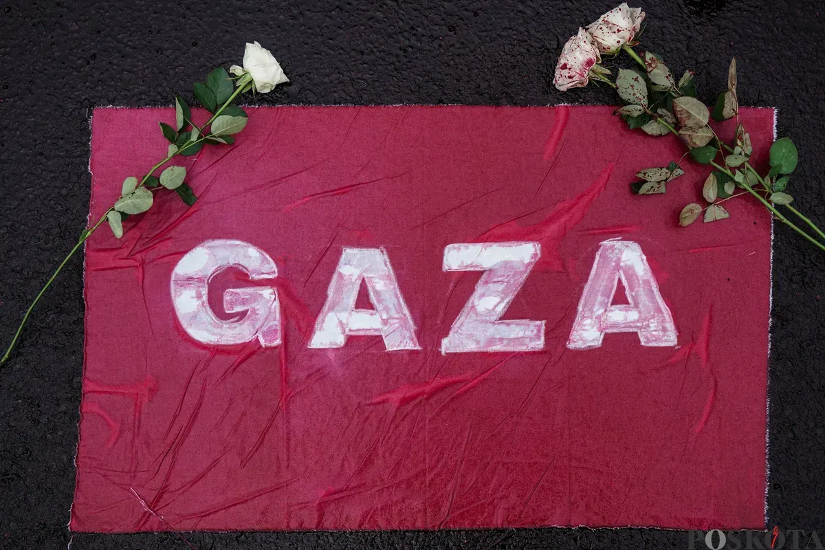 Sejumlah peserta aksi teatrikal dalam rangka unjuk rasa bela Palestina di depan Kedutaan Besar Amerika Serikat, Jakarta, Kamis, 19 Juni 2025. (Sumber: Poskota/Bilal Nugraha Ginanjar)