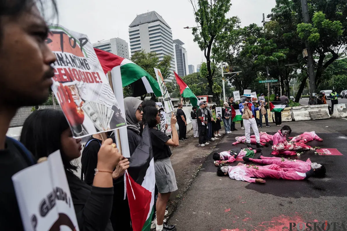 Sejumlah peserta aksi teatrikal dalam rangka unjuk rasa bela Palestina di depan Kedutaan Besar Amerika Serikat, Jakarta, Kamis, 19 Juni 2025. (Sumber: Poskota/Bilal Nugraha Ginanjar)