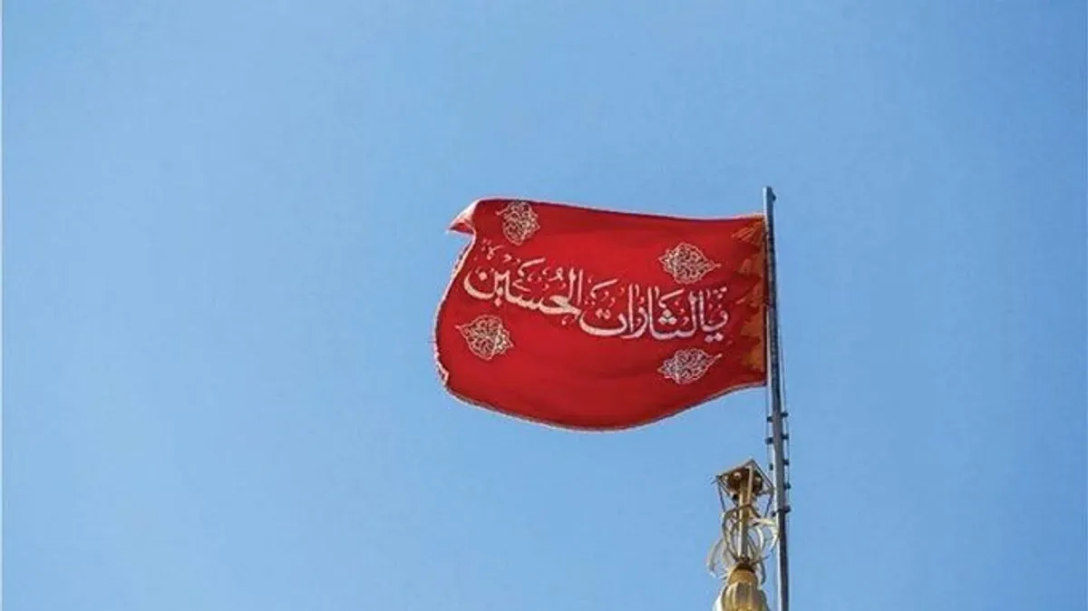 Pengibaran bendera merah di atas kubah Masjid Jamkaran di Iran. (Sumber: X/@Iran Observer)