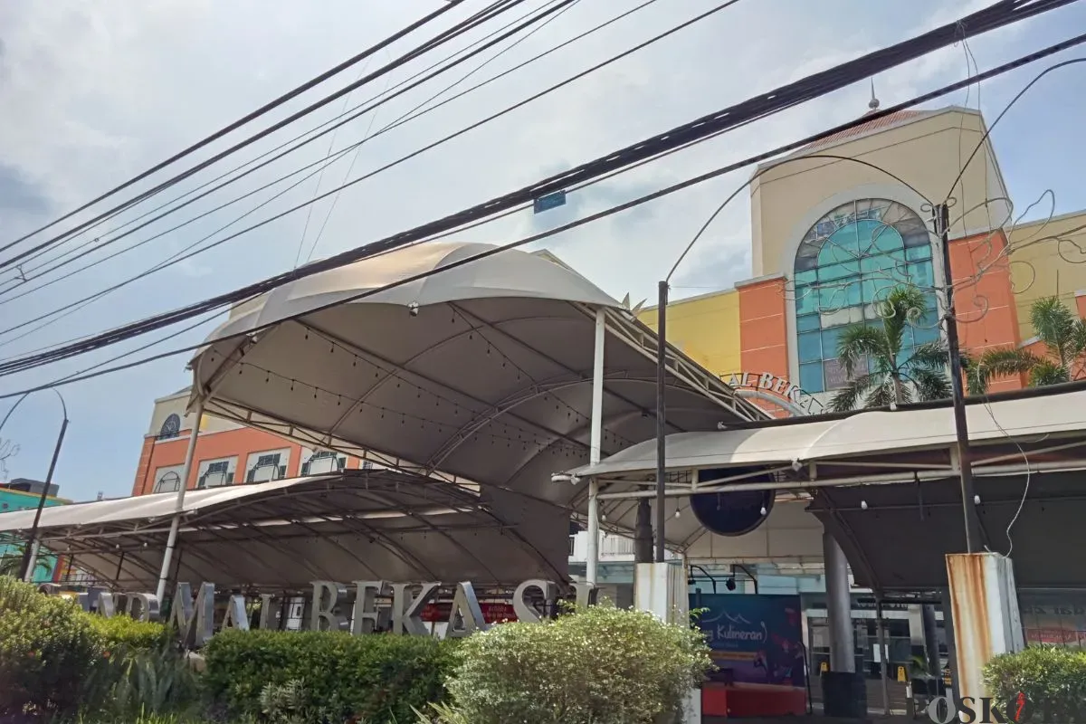 Suasana Grand Mall Bekasi tampak sepi dan tak berpenghuni. Tidak ada geliat aktivitas sama sekali usai pedagang dan tenan pilih angkat kaki, Jumat, 20 Juni 2025. (Sumber: Poskota/Nurpini Aulia Rapika)