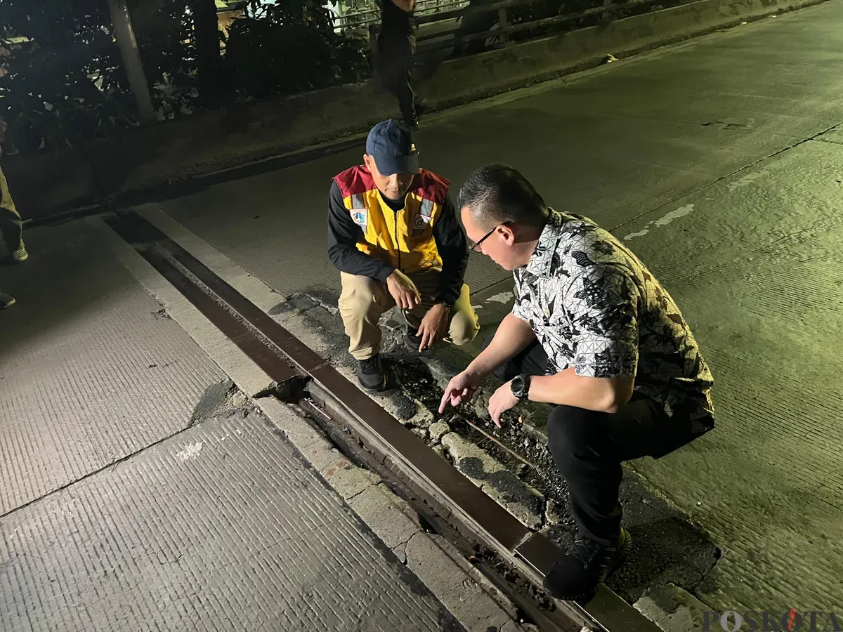 Anggota DPRD Jakarta, Hardiyanto Kenneth, tinjau jalan rusak di Jembatan Dua, Jakarta Utara, Kamis, 19 Juni 2025 malam. (Sumber: Poskota/Pandi Ramedhan)