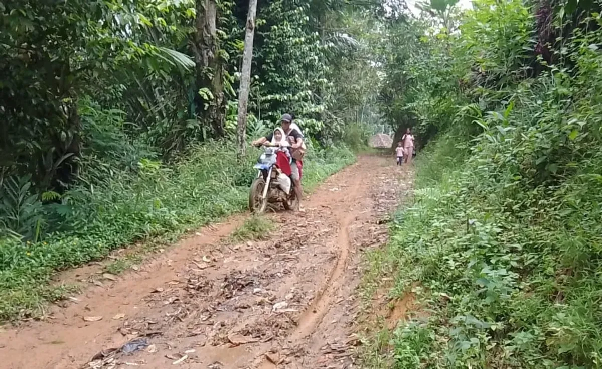 Kondisi jalan di wilayah Desa Bojongsalam, Kecamatan Rongga, Kabupaten Bandung Barat, yang tak pernah diperbaiki. (Foto: Gatot Poedji Utomo)
