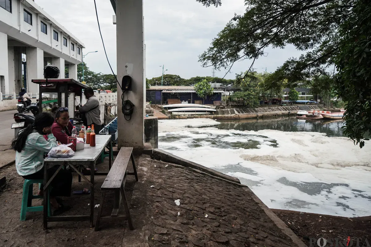 Warga beraktifitas di sekitar Kanal Timur di sekitar Pintu Air Marunda, Cilincing, Jakarta Utara, Kamis, 19 Juni 2025. (Sumber: Poskota/Bilal Nugraha Ginanjar)