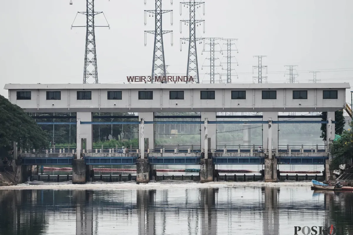 Warga beraktifitas di sekitar Kanal Timur di sekitar Pintu Air Marunda, Cilincing, Jakarta Utara, Kamis, 19 Juni 2025. (Sumber: Poskota/Bilal Nugraha Ginanjar)
