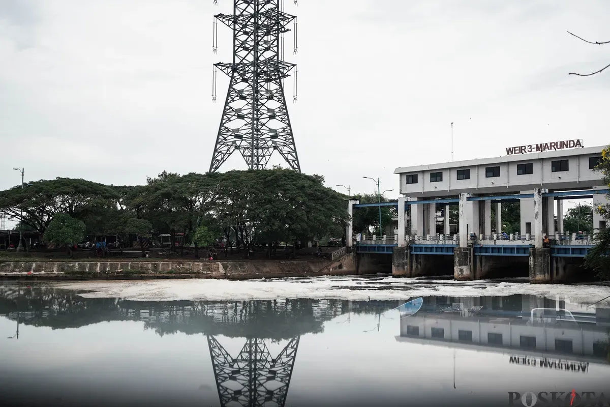 Warga beraktifitas di sekitar Kanal Timur di sekitar Pintu Air Marunda, Cilincing, Jakarta Utara, Kamis, 19 Juni 2025. (Sumber: Poskota/Bilal Nugraha Ginanjar)