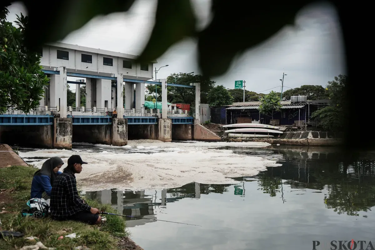 Warga beraktifitas di sekitar Kanal Timur di sekitar Pintu Air Marunda, Cilincing, Jakarta Utara, Kamis, 19 Juni 2025. (Sumber: Poskota/Bilal Nugraha Ginanjar)