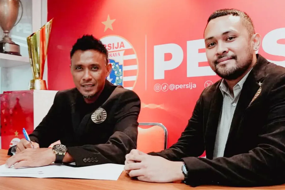 Potret Maman Abdurrahman (kiri) resmi bergabung menjadi tim pelatih Persija Youth Development. (Sumber: Instagram/@persija.epa)