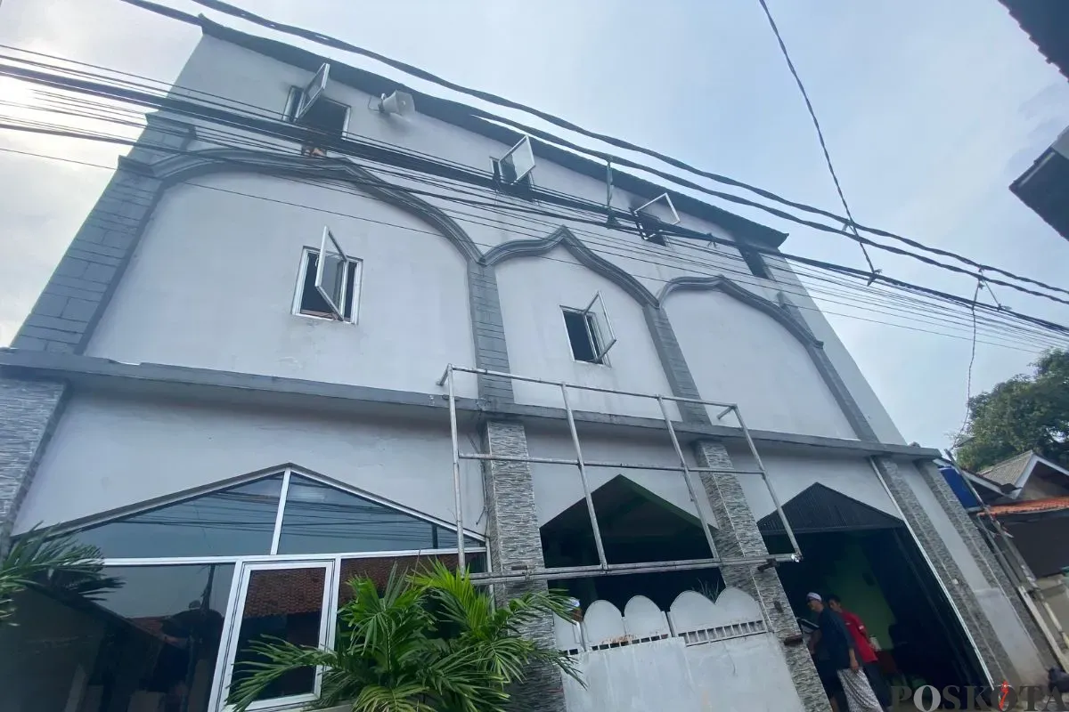 Api kecil dari ponpes di Kelurahan Cipadu Jaya, Kecamatan Larangan, Kota Tangerang, masih muncul, Jumat, 20 Juni 2025. (Sumber: Poskota/Primayanti Juli Kumala Manalu)
