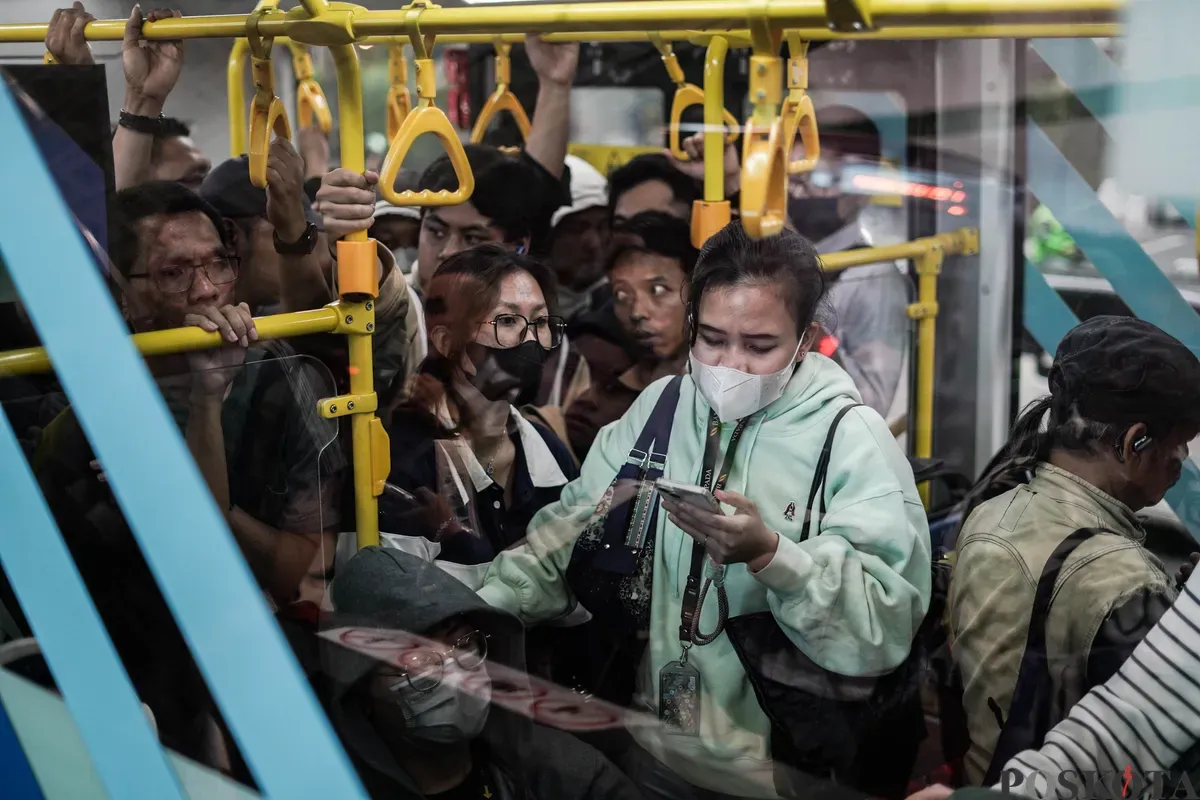 Sejumlah pekerja swasta menunggu kedatangan Transjakarta pada jam pulang kerja di Halte Bundaran HI, Jakarta, Kamis, 19 Juni 2025. (Sumber: Poskota/Bilal Nugraha Ginanjar)