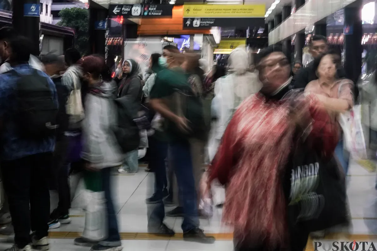 Sejumlah pekerja swasta menunggu kedatangan Transjakarta pada jam pulang kerja di Halte Bundaran HI, Jakarta, Kamis, 19 Juni 2025. (Sumber: Poskota/Bilal Nugraha Ginanjar)
