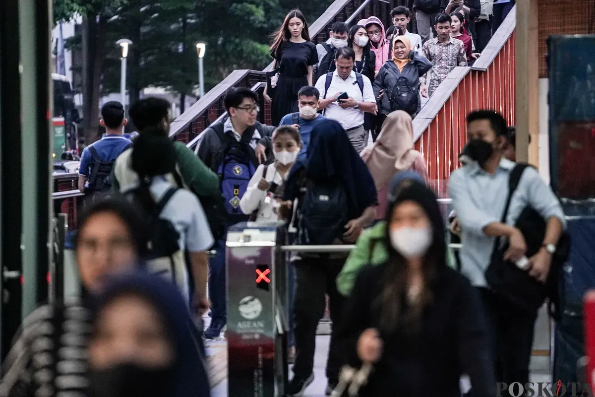 Sejumlah pekerja swasta menunggu kedatangan Transjakarta pada jam pulang kerja di Halte Bundaran HI, Jakarta, Kamis, 19 Juni 2025. (Sumber: Poskota/Bilal Nugraha Ginanjar)