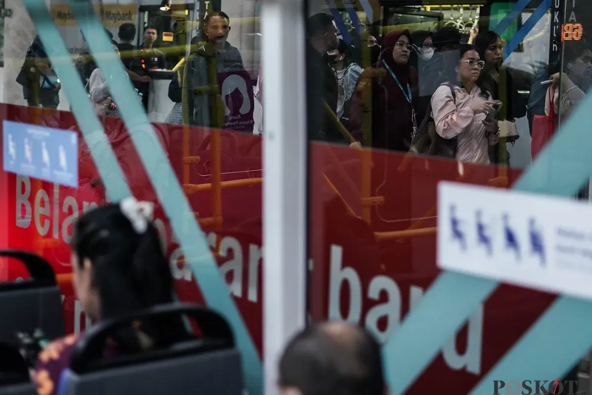 Sejumlah pekerja swasta menunggu kedatangan Transjakarta pada jam pulang kerja di Halte Bundaran HI, Jakarta, Kamis, 19 Juni 2025. (Sumber: Poskota/Bilal Nugraha Ginanjar)