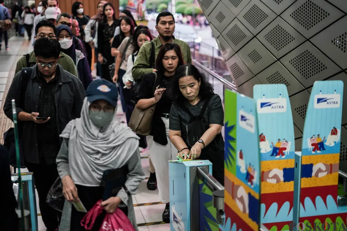 Sejumlah pekerja swasta menunggu kedatangan Transjakarta pada jam pulang kerja di Halte Bundaran HI, Jakarta, Kamis, 19 Juni 2025. (Sumber: Poskota/Bilal Nugraha Ginanjar)
