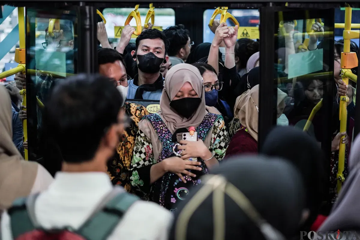 Sejumlah pekerja swasta menunggu kedatangan Transjakarta pada jam pulang kerja di Halte Bundaran HI, Jakarta, Kamis, 19 Juni 2025. (Sumber: Poskota/Bilal Nugraha Ginanjar)