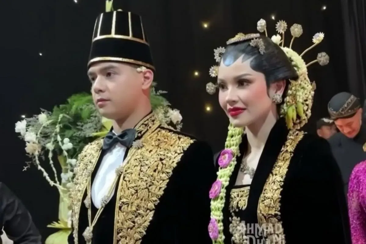 Al Ghazali dan Alyssa Daguise dalam acara Ngunduh Mantu yang disiarkan langsung lewat kanal YouTube Ahmad Dhani. (Sumber: tangkapan layar)