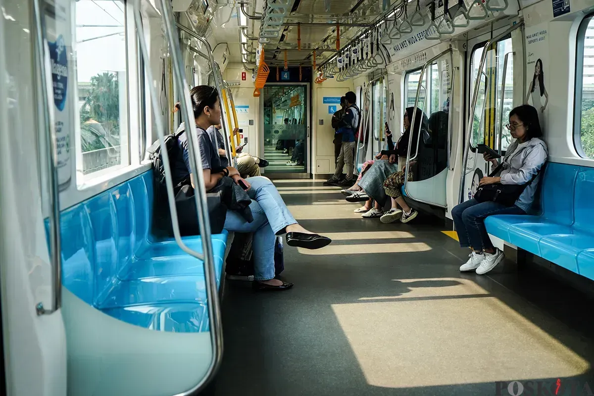 Sejumlah calon penumpang Mass Rapid Transit (MRT) dan Transjakarta menunggu kedatangan kereta dan bus di Stasiun MRT Blok M dan Halte Transjakarta ASEAN, Jakarta Selatan. (Sumber: Poskota/Bilal Nugraha Ginanjar)