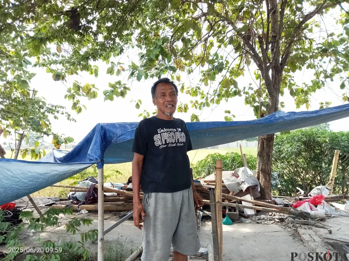 Suryadi, kakek 65 tahun di Kabupaten Bekasi yang memilih untuk tetap bertahan reruntuhan bangunan rumahnya, usai pembongkaran bangunan liar di atas tanah milik Perum Jasa Tirta, Jumat 20 Juni 2025. (Sumber: Poskota/Nurpini Aulia Rapika)