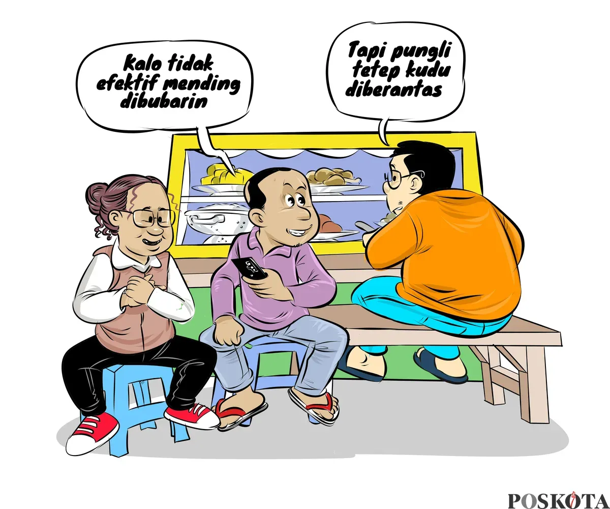 Warga berdiskusi santai di warteg soal pembubaran Satgas Saber Pungli. Mereka sepakat pungli tetap harus diberantas meski satgas dibubarkan. (Sumber: Poskota/Arif Setiadi)