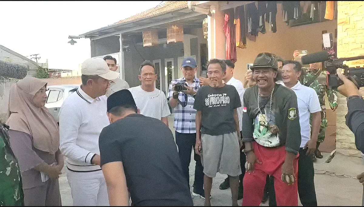 Gubernur Jawa Barat Dedi Mulyadi bersama Ade Kuswara Kunang menyambangi kakek Suryadi, 65 tahun, yang memilih untuk tetap bertahan di atas reruntuhan bangunan rumahnya akibat digusur karena berdiri di atas tanah PJT. (Sumber: Istimewa)