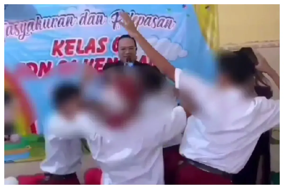 Viral seorang siswa SD di Tulungagung, Jawa Timur menyawer penyanyi perempuan dewasa. (Sumber: X/@KangManto123)